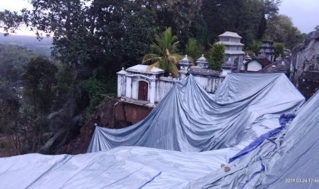  Terpal yang dipasang menutupi makam raja-raja di Kecamatan  Imogiri, Kabupaten Bantul, DIY, Ahad (24/3). Pemasangan terpal dimaksudkan  menghindari longsor susulan dari bekas longsoran yang terjadi pekan lalu.