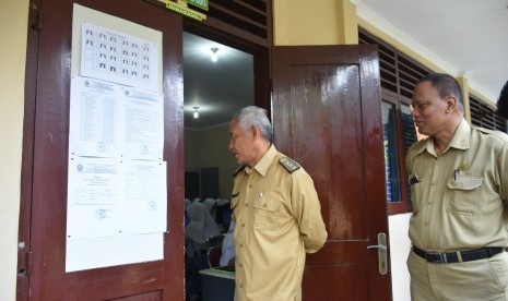 Pantauan Ujian Nasional Berbasis Komputer (UNBK) di SMK Negeri 1  Tempel (pintu coklat) dan SMK Muhammadiyah Tempel (pintu hijau), Senin  (25/3). 