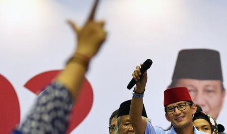 Calon Wakil Presiden nomor urut 02 Sandiaga Uno menyapa pendukungnya saat kampanye terbuka di Gelanggang Remaja Jakarta Utara, Tanjung Priok, Jakarta Utara, Senin (25/3/2019).