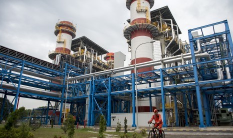 Pekerja berkeliling saat melakukan pemeliharaan rutin di Pembangkit Listrik Tenaga Gas Uap (PLTGU) Grati di Kabupaten Pasuruan, Jawa Timur, Kamis (21/3/2019). 