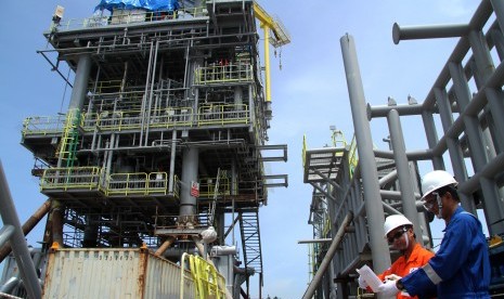 Pekerja melakukan pemeriksaan instalasi di area Anjungan YYA Pertamina Hulu Energi Offshore North West Java (PHE ONWJ) di Kutai Kartanegara, Kalimantan Timur, Senin (25/3/2019).