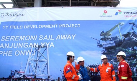 General Manager Pertamina Hulu Energi Offshore North West Java (PHE ONWJ) Siswantoro M. Prasodjo (kiri) didampingi Direktur Operasi PT Meindo Elang Indah Bambang Sucipto (kedua kiri), Direktur Development Pertamina Hulu Energi Afif Saifudin (kedua kanan) dan Kepala Divisi Manajemen Proyek dan Pemeliharaan Fasilitas SKK Migas Luky Agung Yuysgiantoro (kanan) berbincang bersama usai acara Pelepasan Pelayaran (Sail Away) Anjungan YYA PHE ONWJ di Kutai Kartanegara, Kalimantan Timur, Senin (25/3/2019). 