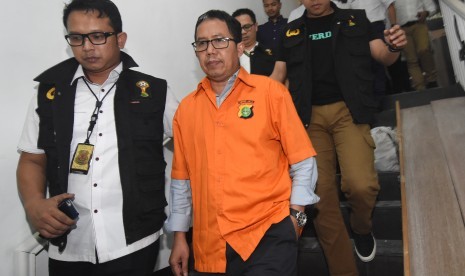 Mantan Plt Ketua Umum PSSI Joko Driyono (tengah) mengenakan rompi tahanan seusai menjalani pemeriksaan di Ditreskrimum Polda Metro Jaya, Jakarta, Selasa (26/3/2019) dinihari.