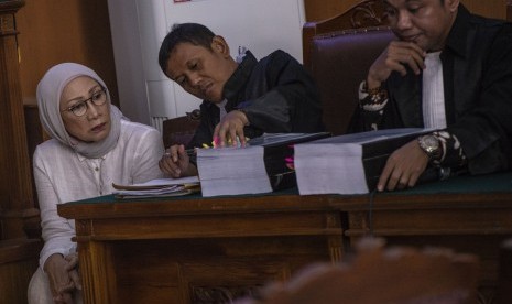 Terdakwa kasus dugaan penyebaran berita bohong atau hoaks, Ratna Sarumpaet (kiri) mengikuti sidang lanjutan di PN Jakarta Selatan, Jakarta, Selasa (26/3/2019).