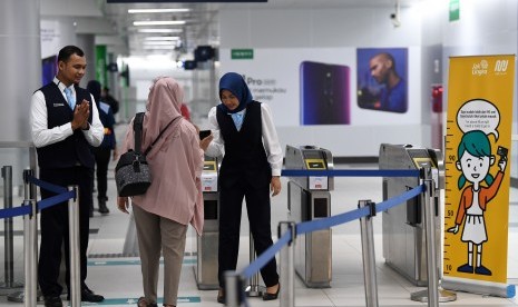 Petugas mengecek data penumpang yang akan menaiki kereta MRT di Stasiun MRT Bundaran HI, Jakarta, Selasa (26/3/2019).