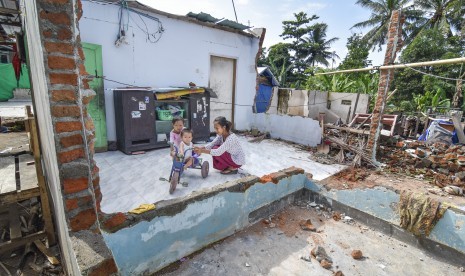 Korban gempa bermain dirumahnya yang roboh akibat gempa di Desa Dopang, Kecamatan Gunungsari, Lombok Barat, NTB, Selasa (26/3/2019).