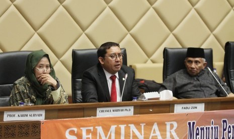 Wakil Ketua DPR Fadli Zon (tengah) bersama Dewan Penasehat Badan Pemenangan Nasional Prabowo-Sandi Amien Rais (kanan), Mantan Komisioner KPU Chusnul Mariyah (kiri) saat menjadi pembicara dalam Seminar Politik Pemilu i Kompleks Parlemen, Senayan, Jakarta, Selasa (26/3/2019).