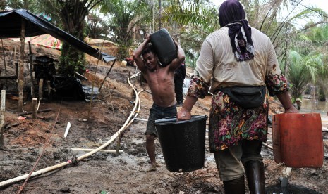 Warga beraktifitas di pertambangan ilegal di Jambi