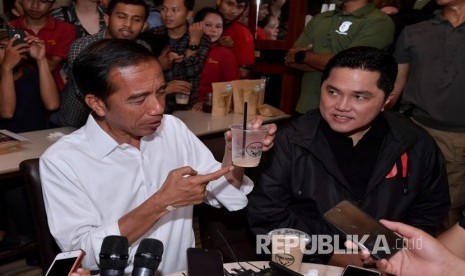   Calon presiden nomor urut 01 Joko Widodo (Jokowi) bersama Ketua TKN Erick Thohir menyambangi warung kopi di pinggir jalan kota Dumai, usai berkampanye di Taman Bukit Gelanggang, Kelurahan Teluk Binjai, Kecamatan Dumai Timur, Kota Dumai, Selasa (26/3) malam. 