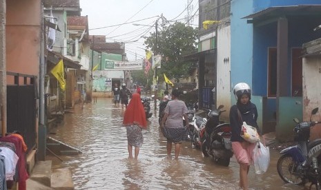 Hujan deras di wilayah Kabupaten Bandung membuat kampung Bojong Asih yang berada di bantaran sungai Citarum terendam banjir, Rabu (27/3).