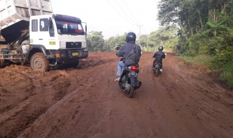 Jalan rusak dan tertutup material tanah merah di Jl Militer yang menghubungkan Kecamatan Darangdan dan Plered, Kabupaten Purwakarta, Rabu (27/3). Kerusakan jalan itu, imbas dari proyek kereta cepat Bandung-Jakarta.