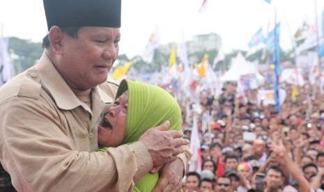 Calon presiden (capres) nomor urut 02 Prabowo Subianto memeluk seorang emak pada saat berkampanye di Lapangan Karang Pule, Mataram, NTB, Selasa (26/3). 