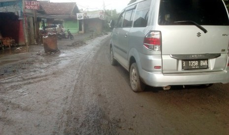 Bogor Segera Bangun Lingkar Gunung Sindur Sepanjang 7 Km. Jalan raya di Kecamatan Gunung Sindur rusak parah. 