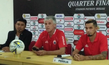 Ivan Kolev (tengah) dan Silvio Escobar (kanan) dalam prematch pers conference, di Stadion Patriot Chandrabhaga, Rabu (27/3).