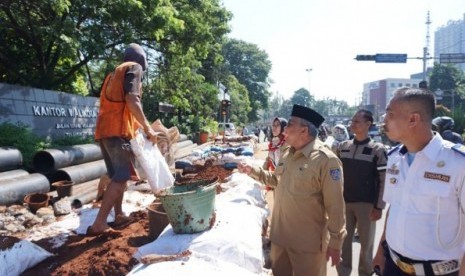 Walikota Depok meninjau pekerjaan proyek galian pipa PDAM  (ilustrasi)