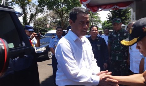 Menteri Pertanian Andi Amran Sulaiman didampingi Bupati Subang Ruhimat, dalam acara bersama petani dan peternak wujudkan Subang Jawara Pakaya dan Miara, di Alun-alun Pemkab Subang, Rabu (27/3).