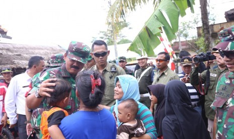 Panglima TNI menyapa warga usai menutup kegiatan TMMD ke-104 di Desa Jasugih, Kecamatan Bojong Kab Pandeglang, Banten. 