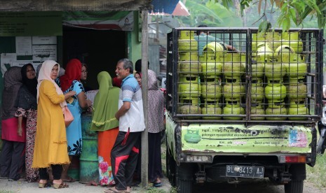 Warga antre untuk mendapatkan gas LPG 3 kilogram bersubsidi di salah satu pangkalan. (ilustrasi). Kementerian Keuangan mencatat realisasi belanja subsidi pemerintah sebesar Rp 40,7 triliun per April 2021.