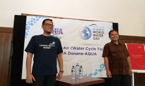 Sustainable Development Director Danone Indonesia, Karyanto Wibowo dan Pakar Hidrologi dari Fakultas Kehutanan IPB, Nana Mulyana usai diskusi peringatan Hari Air Sedunia 2019 di Cianjur, Rabu (27/3).