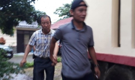 Petugas Kantor Imigrasi Kelas II Non TPI Sukabumi mengamankan tujuh orang WNA asal Tiongkok yang tengah bekerja membangun terowongan PLTA di Kecamatan Sagaranten Kabupaten Sukabumi Rabu (27/3