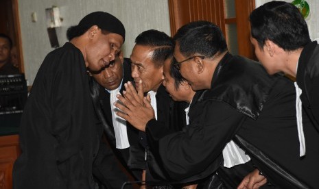 Terdakwa Hercules Rosario Marshal (kiri) berkonsultasi dengan kuasa hukumnya saat sidang putusan terkait kasus dugaan penguasaan lahan PT Nila Alam, Kalideres, Jakarta Barat, di Pengadilan Negeri Jakarta Barat, Rabu (27/3/2019).