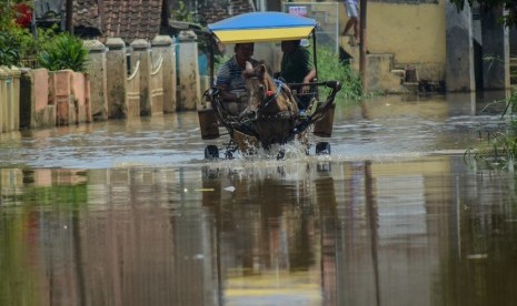 Delman menerobos banjir yang terjadi di Andir, Baleendah, Kabupaten Bandung, Jawa Barat, Rabu (27/3/2019).