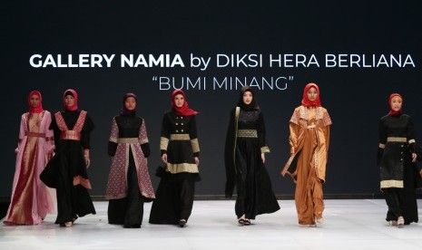 Model mengenakan busana rancangan Diksi Hera Berliana saat peragaan busana Bumi Minang pada ajang Indonesia Fashion Week (IFW) 2019 di Jakarta Convention Center, Jakarta, Rabu (27/3/2019).