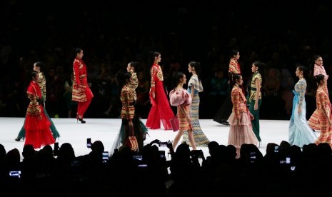 JFW 2021 akan disiarkan live streaming melalui JFW.TV pada 26-29 November (Foto: ilustrasi peragaan busana)