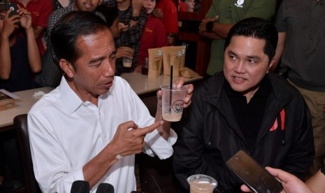 Capres #01 Jokowi Sempat Minum Kopi dan Beli Duren di Dumai, Selasa (26/3).