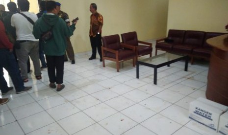  Kantor inspektorat Kabupaten Bandung yang dibobol maling, Kamis (28/3).  Terdapat bercak-bercak darah di lantai kantor tersebut yang berasal dari  darah pencuri. 