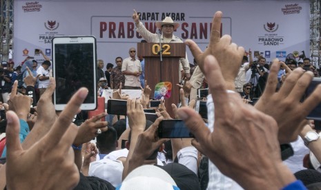 Calon Presiden nomor urut 02 Prabowo Subianto (tengah) menyampaikan orasi politik pada acara Rapat Akbar Prabowo-Sandi di Stadion Sidolig, Bandung, Jawa Barat, Kamis (28/3/2019). 