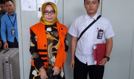 Terpidana kasus suap proyek PLTU Riau-1, Eni Maulani Saragih dieksekusi ke Lapas Klas II B Anak Wanita, Tanggerang pada Selasa (26/3). Eksekusi dilakukan karena putusan terhadap Politisi Golkar itu telah berkekuatan hukum. 