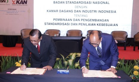 Kepala BSN Bambang Prasetya (kiri) menandatangani MOU Pembinaan dan Pengembangan Standardisasi dan Penilaian Kesesuaian di acara Seminar Standardization In A Living Society 5.0.