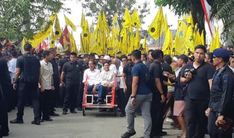 Capres 01 Jokowi dan Iriana Jokowi berkampanye di Lapangan Bola Makirang, Mamuju, Kamis (28/3). 