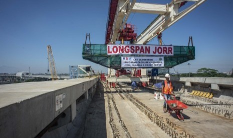 Pekerja beraktivitas di lokasi proyek pembangunan longspan atau jembatan panjang LRT Jabodebek lintas pelayanan 1 Cawang-Cibubur, di Jakarta, Jumat (29/3/2019).