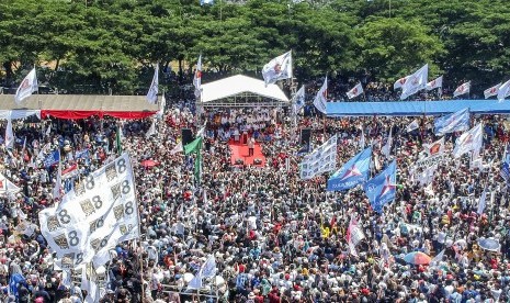 Capres nomor urut 02 Prabowo Subianto (tengah) berkampanye di Lapangan Galuh Mas, Karawang, Jawa Barat, Jumat (29/3/2019).