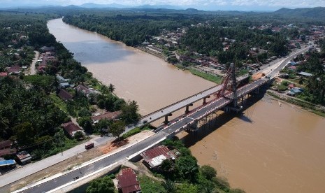 Sejumlah kendaraan melintasi Jembatan Sungai Dareh lama di samping Jembatan Sungai Dareh baru yang masih dalam proses pembangunan di Jalan Lintas Sumatera Sumbar-Jambi, Pulau Punjung, Dharmasraya, Sumatera Barat, Sabtu (30/3/2019).