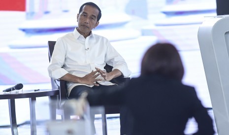 Capres nomor urut 01 Joko Widodo mengikuti debat capres putaran keempat di Hotel Shangri La, Jakarta, Sabtu (30/3/2019). 