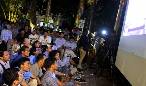 Cawapres nomor urut 02 Sandiaga Uno (kiri) menonton debat keempat capres dengan memperingati Earth Hour di Rumah Siap Kerja untuk Anak Muda di Jakarta, Sabtu (30/3/2019). 