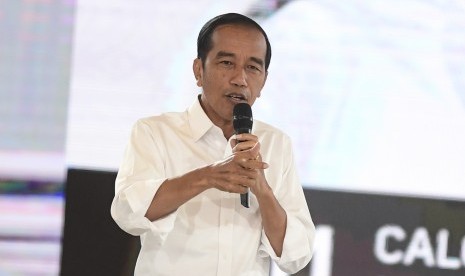 Capres nomor urut 01 Joko Widodo mengikuti debat capres putaran keempat di Hotel Shangri La, Jakarta, Sabtu (30/3/2019).