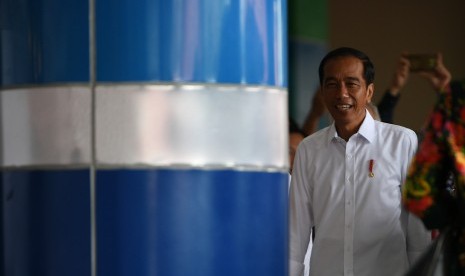 Presiden Joko Widodo bersiap meresmikan proyek Kawasan Ekonomi Khusus (KEK) di Bandara Sam Ratulangi, Manado, Sulawesi Utara, Senin (1/4/2019).