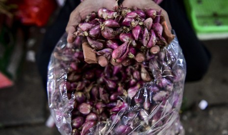 Pedagang bawang menyiapkan dagangannya di Pasar Kebayoran Lama, Jakarta, Senin (1/4/2019).