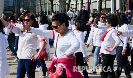  WNI di Belanda pendukung pasangan calon Presiden nomor urut 01 yang tergabung dalam komunitas PAIJO melakukan tarian flashmob di Museumplein, Amsterdam, Ahad (31/3). 