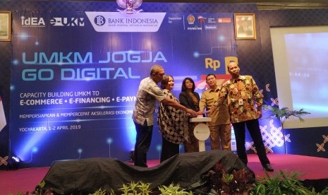 Kepala Dinas Koperasi Usaha Kecil Menengah DIY, Srie Nurkyatsiwi (tengah)  saat membuka pelatihan On Boarding Bank Indonesia Perwakilan DIY : UMKM  Jogja Go Digital di Hotel Sheraton Yogyakarta, Senin (1/4).