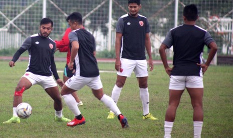 Sejumlah pesepakbola PSM Makassar melakukan sesi latihan di lapangan luar Stadion Pakansari, Bogor, Jawa Barat, Senin (1/4/2019).