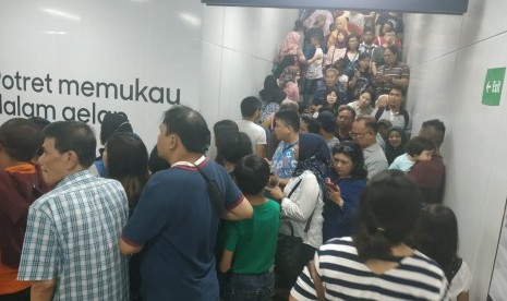 Ratusan penumpang Moda Raya Terpadu (MRT) mengantri hingga diluar Stasiun MRT Bundaran HI, Rabu, (3/4). 