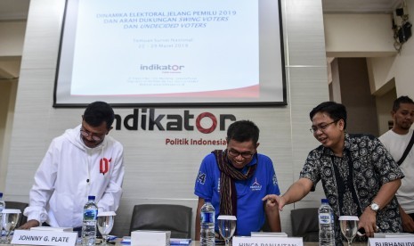 Direktur Eksekutif Indikator Politik Indonesia Burhanuddin Muhtadi (kanan) bersama Sekjen Partai Demokrat Hinca Panjaitan (tengah) dan Sekjen Partai Nasdem Johnny G Plate (kiri) bersiap mengikuti pemaparan hasil survei Indikator Politik Indonesia terkait 