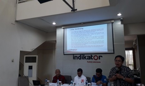 Direktur Eksekutif Indikator Politik Indonesia, Burhanuddin Muhtadi  (memegang mikrofon) memaparkan hasil survei lembaganya di kantornya, di  Jakarta, Rabu (3/4).