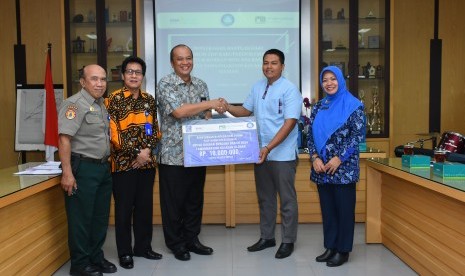 Penyerahan bantuan dari Forum Tanggung Jawab Perusahaan (TJSP)  Kabupaten Sleman kepada Pemerintah Desa Tirtomartani di Kantor PD BPR Bank  Sleman, Selasa (1/4).