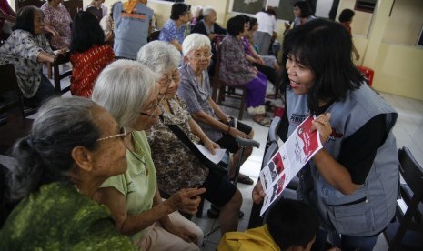 Lansia Panti Werda St. Theresia Dharma Bhakti Kasih Solo, Jawa Tengah. Usia harapan hidup di Jawa Tengah meningkat hingga 1,45 persen.